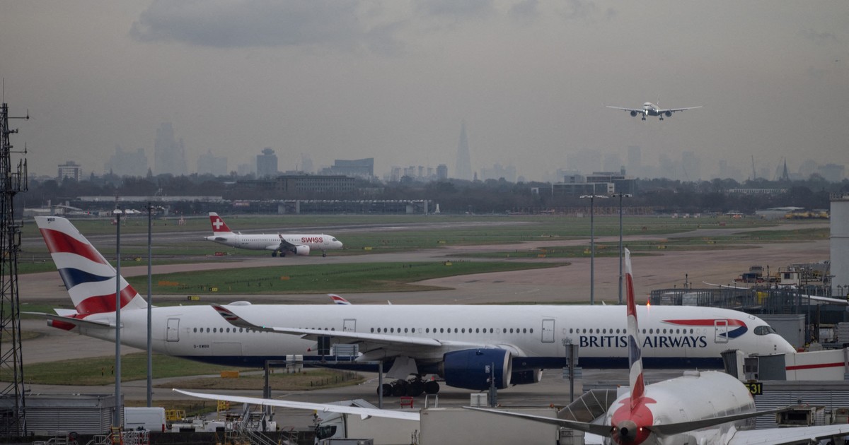 Cierran el espacio aéreo de  Londres por “una falla técnica”: todos los aviones varados en tierra