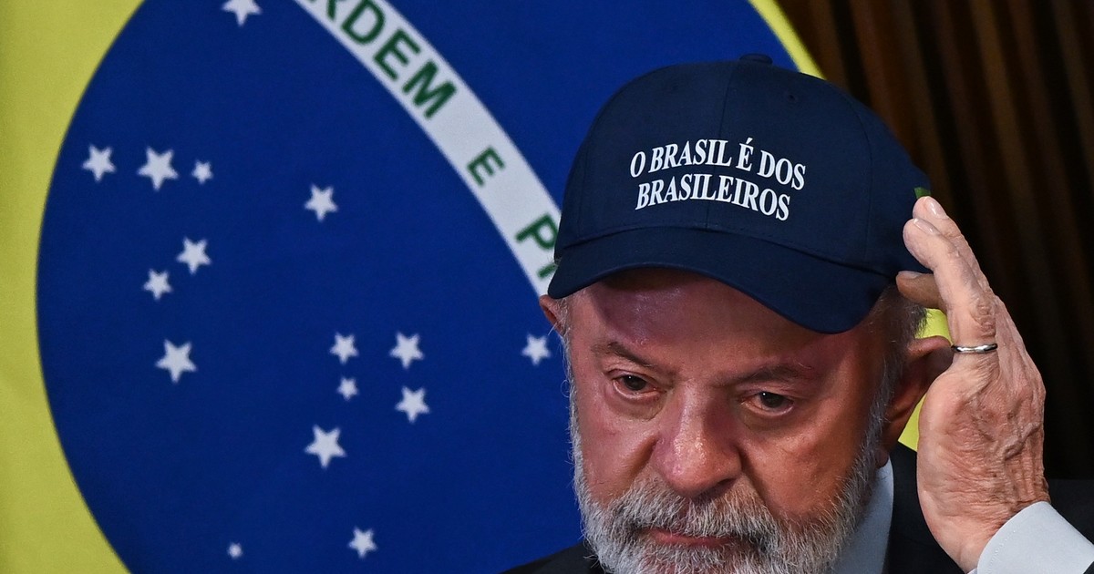 Estados Unidos revoca la visa del ministro de Justicia, anunció Lula, con una gorra azul y la leyenda: “Brasil es de los brasileños”