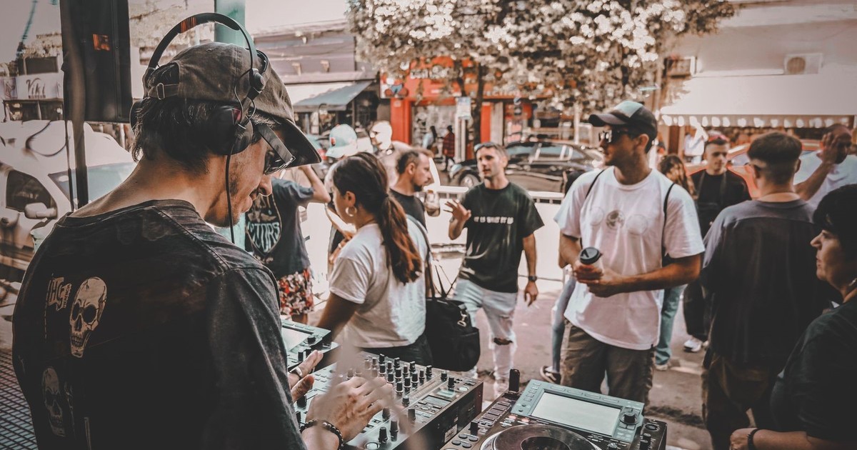 Música electrónica y café: cómo son las fiestas europeas de moda que llegaron a Buenos Aires