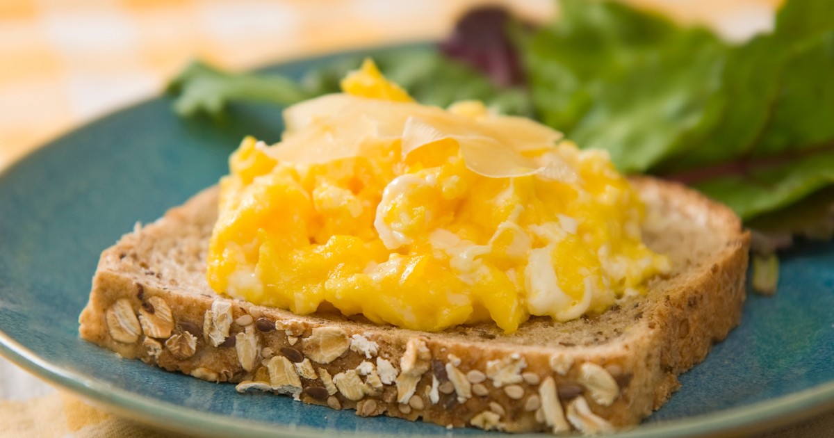 Huevos revueltos con queso