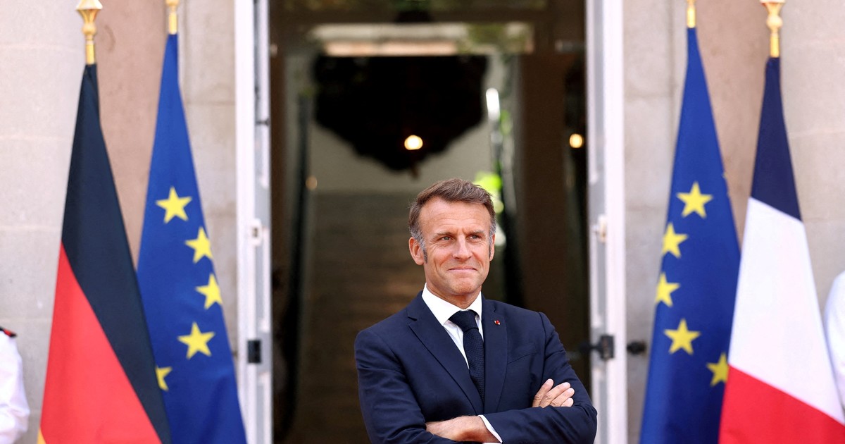Frente al caos político que se avecina en Francia, Macron pide una línea de auxilio a los socialistas