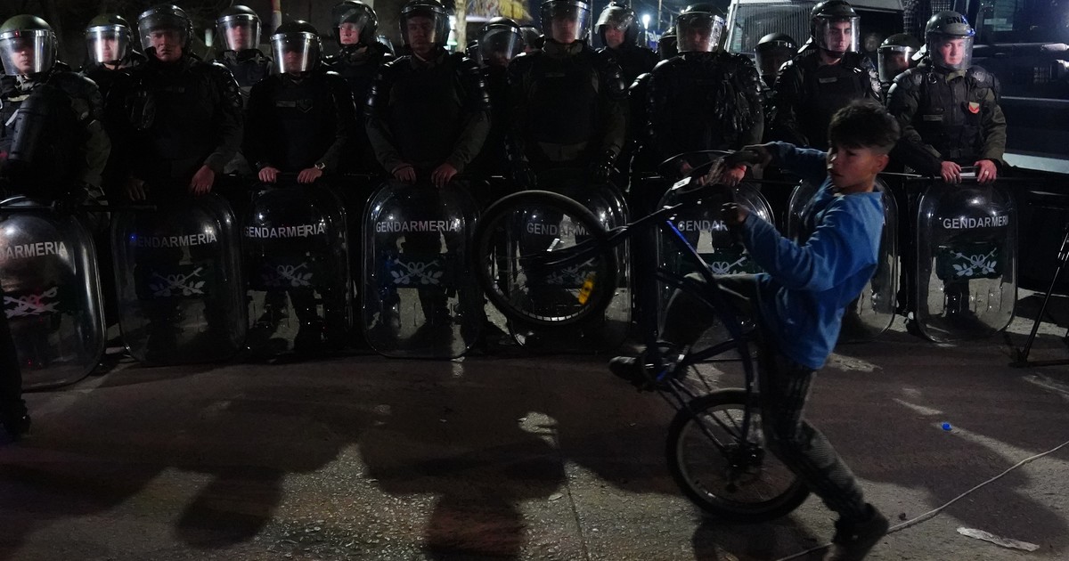 Con un mensaje por handy, Milei felicitó a las fuerzas de seguridad por el acto de LLA en Moreno: “El mejor operativo de la historia”