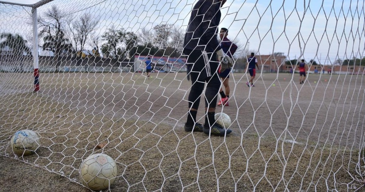Conmoción en Córdoba: murieron un chico de 13 años y un hombre de 57 mientras jugaban al fútbol