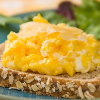 Huevos revueltos con queso