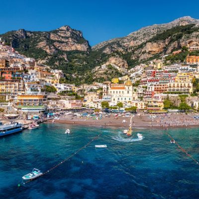 La fascinante Costa Amalfitana de Italia: pueblos colgantes, playas de mar azul, viñedos, olivos y limoneros