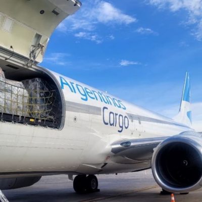 Mercado Libre incursiona en envíos aéreos en la Argentina: la prueba piloto que arrancó con Aerolíneas Argentinas y Mirgor