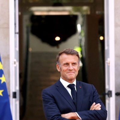 Frente al caos político que se avecina en Francia, Macron pide una línea de auxilio a los socialistas