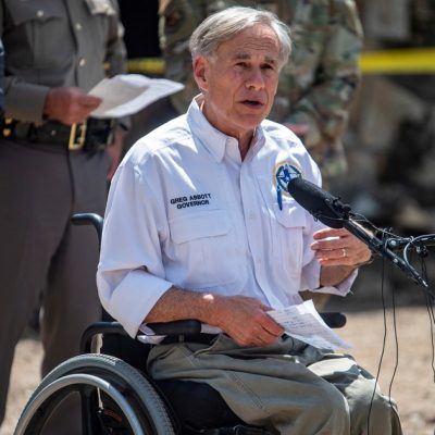 Malas noticias para Greg Abbott: se supo qué pasó con los funcionarios durante las inundaciones en Texas