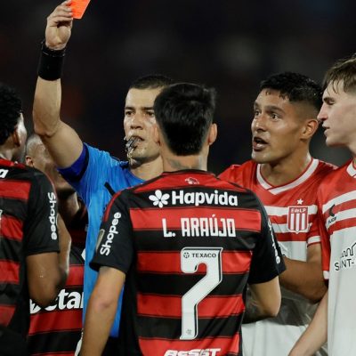 Se difundió el audio del VAR de la polémica en Flamengo vs Estudiantes: la Conmebol reconoció que fue un error la expulsión de Gonzalo Plata