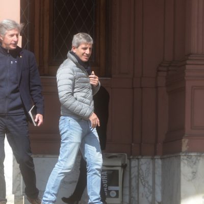 El dólar testea el “techo” de la banda y en el mercado esperan un cambio de estrategia de Caputo