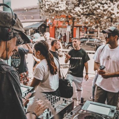 Música electrónica y café: cómo son las fiestas europeas de moda que llegaron a Buenos Aires