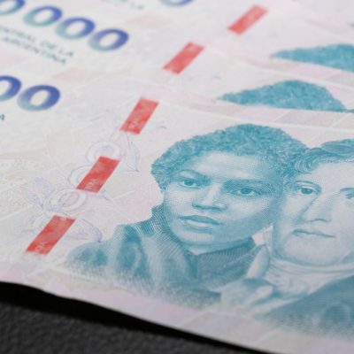 La disparada de la tasa golpea la economía real: el costo de girar en descubierto llegó a 80%
