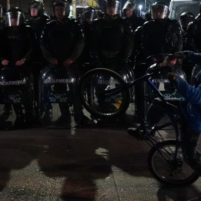 Con un mensaje por handy, Milei felicitó a las fuerzas de seguridad por el acto de LLA en Moreno: “El mejor operativo de la historia”