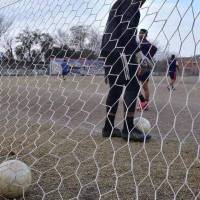 Conmoción en Córdoba: murieron un chico de 13 años y un hombre de 57 mientras jugaban al fútbol