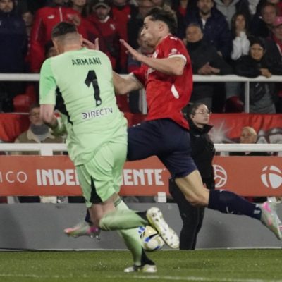 “Hombro con hombro”: la explicación de la Dirección de Árbitros de AFA por la jugada de Armani en Independiente vs River