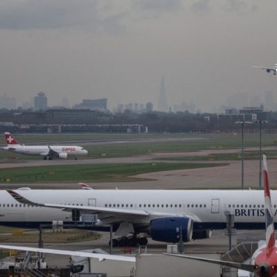 Cierran el espacio aéreo de  Londres por “una falla técnica”: todos los aviones varados en tierra